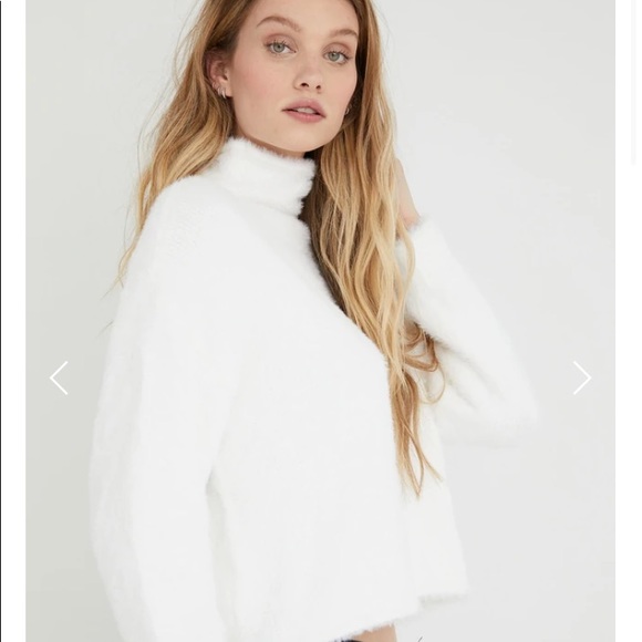 BELLA DAHL sz M Fuzzy white super cuddly soft crewneck sweater - Picture 1 of 8